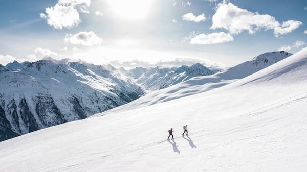 Comment sécuriser un campement contre les tempêtes de neige en montagne ?