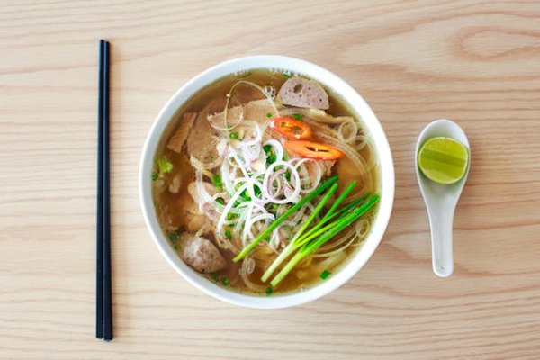 Où participer à des ateliers de cuisine traditionnelle thaïlandaise à Chiang Mai : écoles et chefs locaux ?